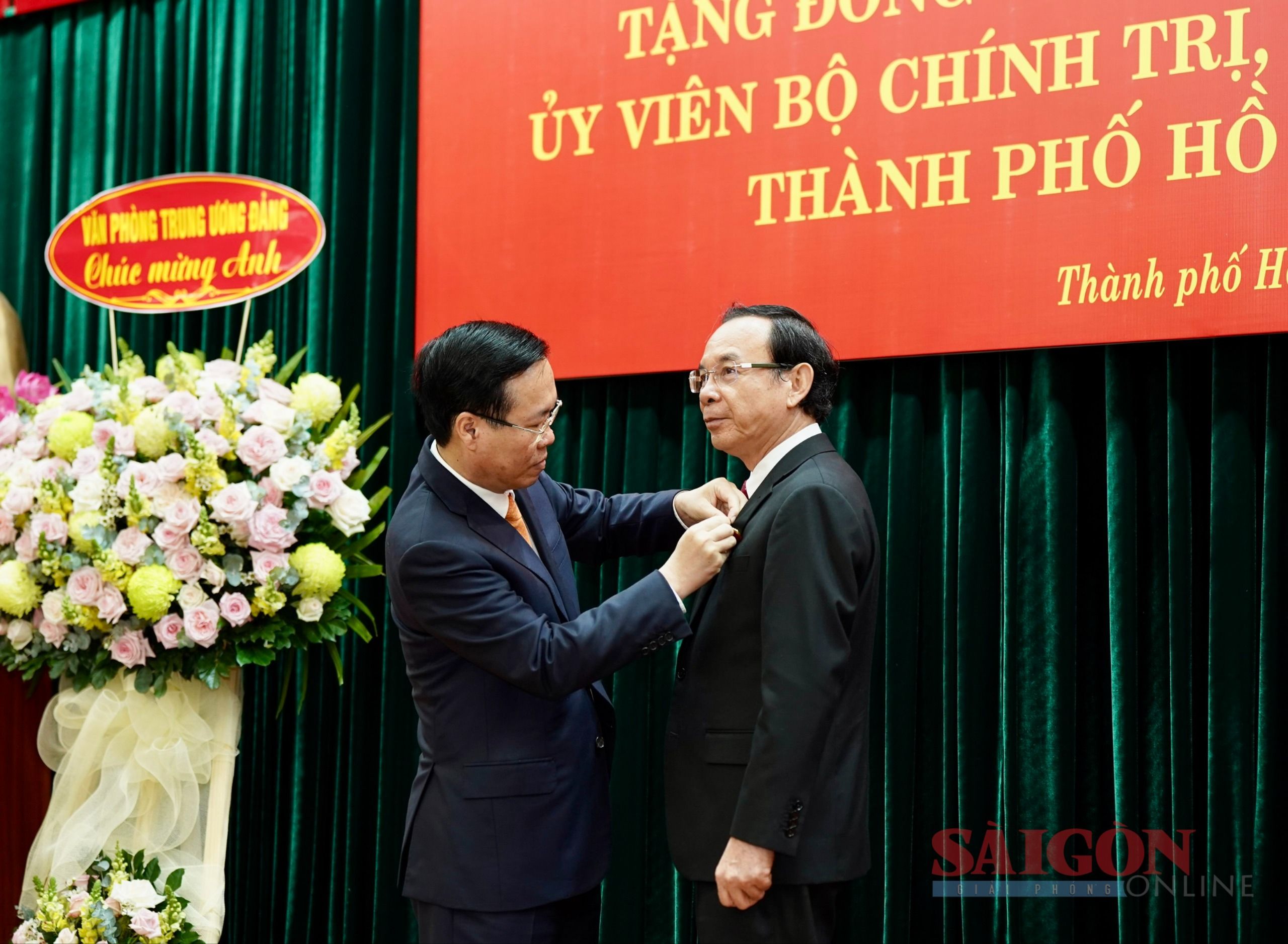 1-Chủ tịch nước Võ Văn Thưởng trao tặng Huy hiệu 45 năm tuổi Đảng đến Bí thư Nguyễn Văn Nên (Ảnh: Hoàng Hùng).